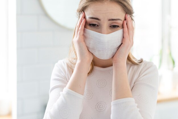 Quarantena di attività quotidiane e donna con maschera