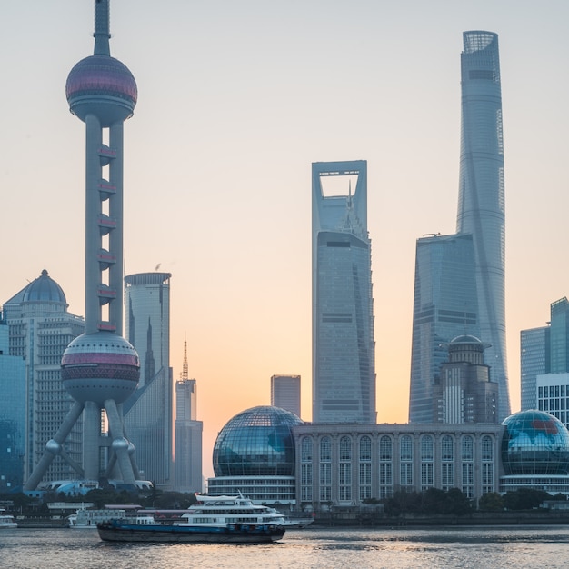 Quartiere degli affari di Shanghai durante il giorno