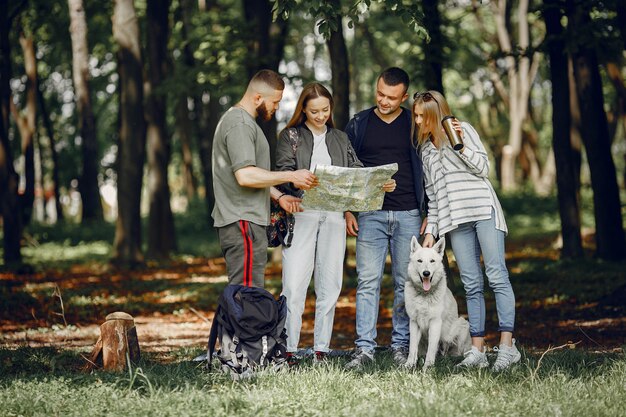 Quattro amici si riposano in una foresta