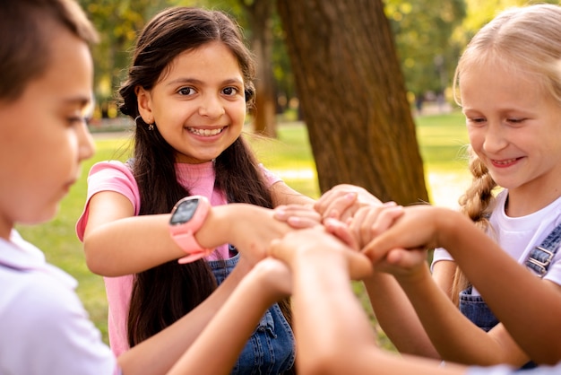 Quattro bambini che tengono a mano nel parco