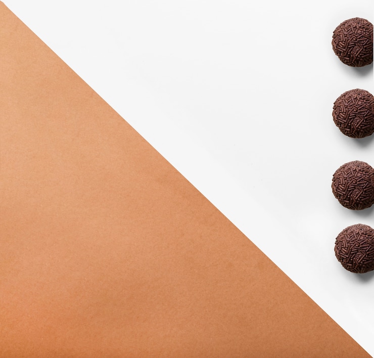 Foto gratuito quattro palline di palla di cioccolato con spruzza su sfondo doppio