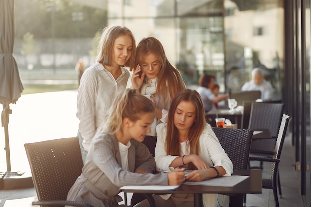 Quattro studenti in un campus studentesco seduti al tavolo