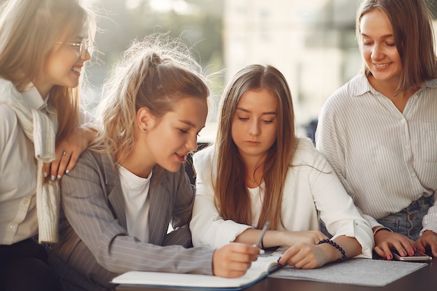 Quattro studenti in un campus studentesco seduti al tavolo