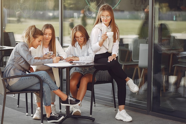 Quattro studenti in un campus studentesco seduti al tavolo