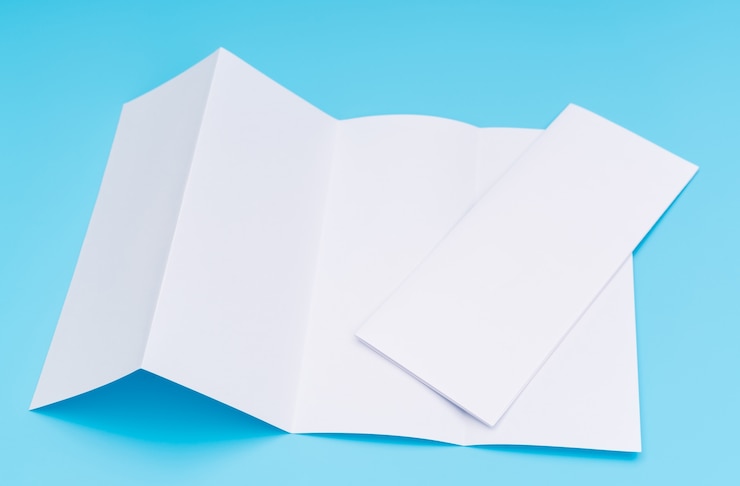 Foto gratuito quattro volte carta bianca modello su sfondo blu.