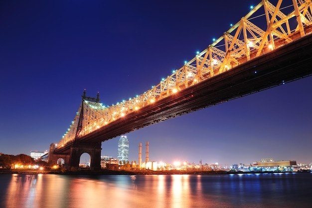 Queensboro Bridge sopra New York City East River al tramonto visto dal centro di Manhattan.