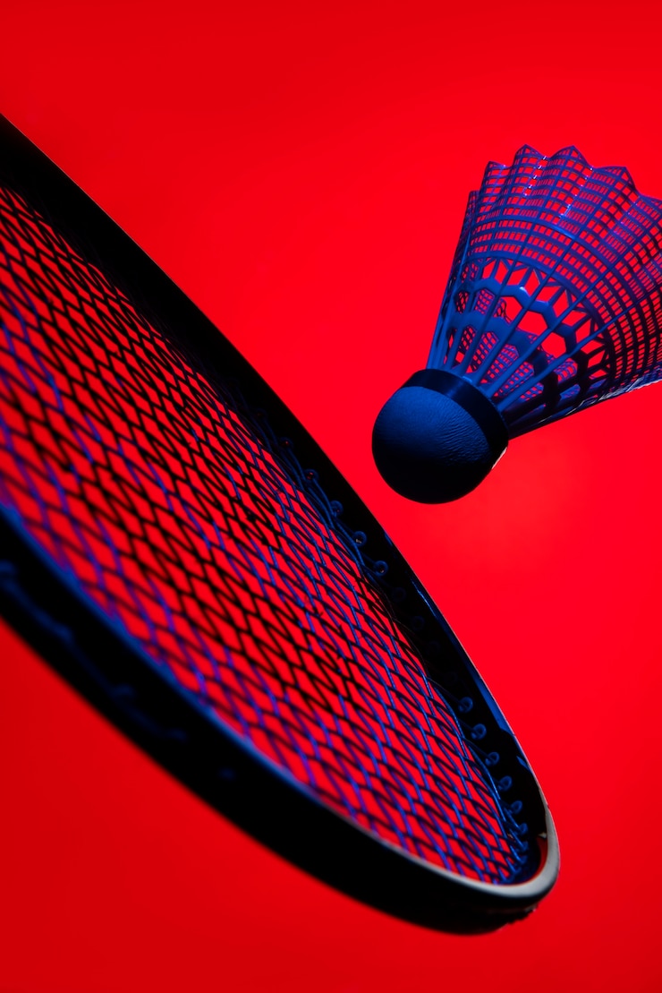 Foto gratuito racchetta da badminton con volano