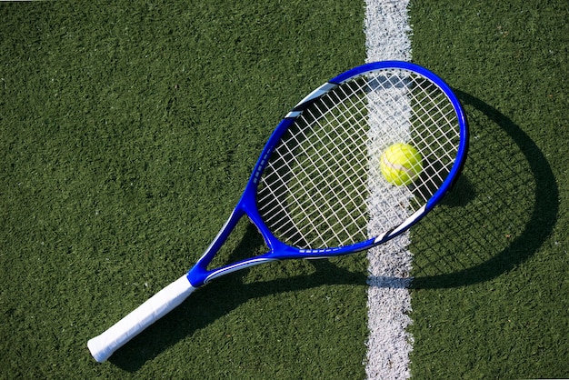 Racchetta da tennis vista dall&#39;alto sulla palla