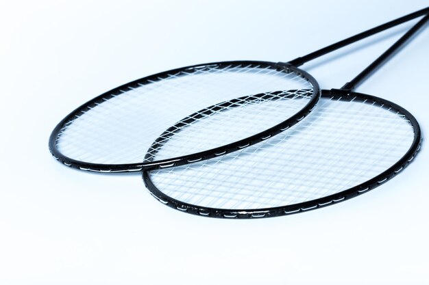 Racchette da badminton su bianco