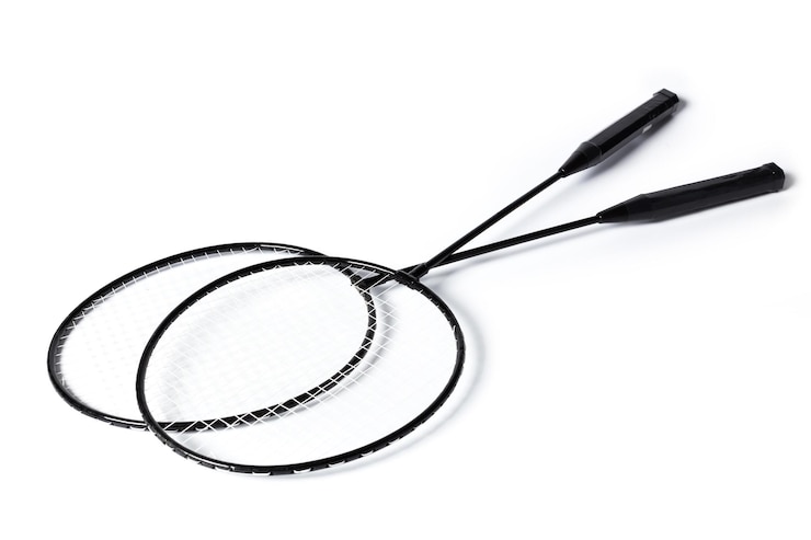 Foto gratuito racchette da badminton su bianco