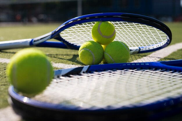 Racchette da tennis e palle del primo piano