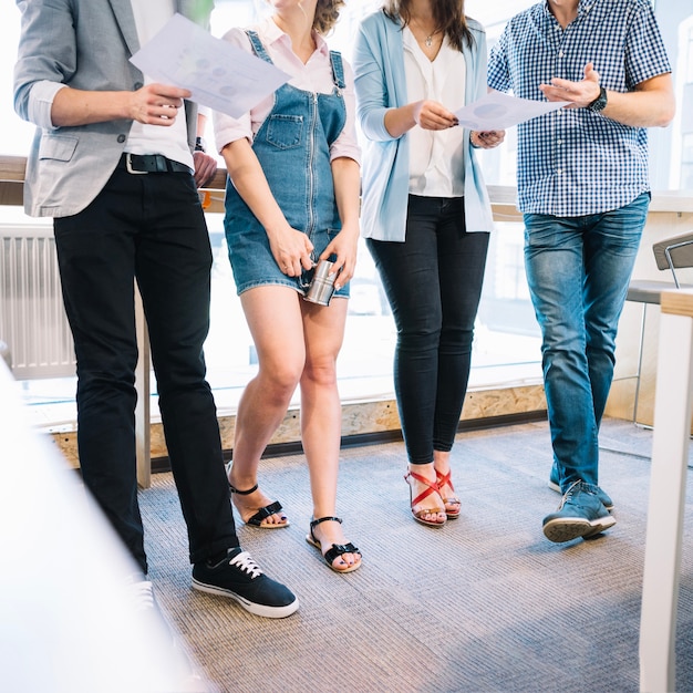 Raccogli le persone che lavorano durante il becco in ufficio