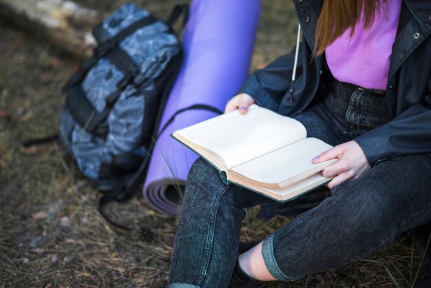 Raccolga il libro di lettura della donna in natura