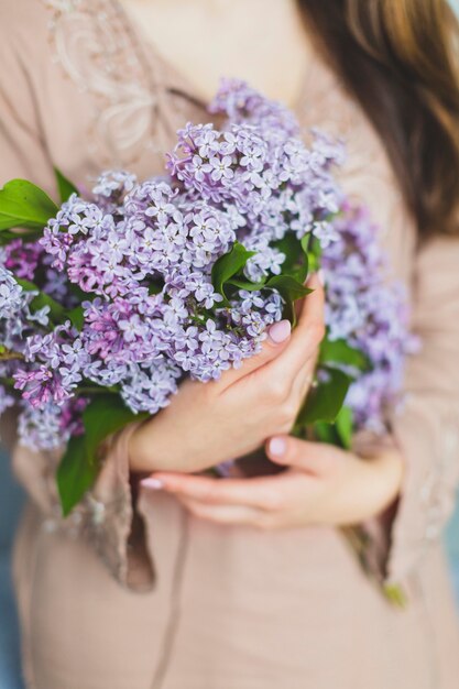 Raccolga il lillà della holding della donna