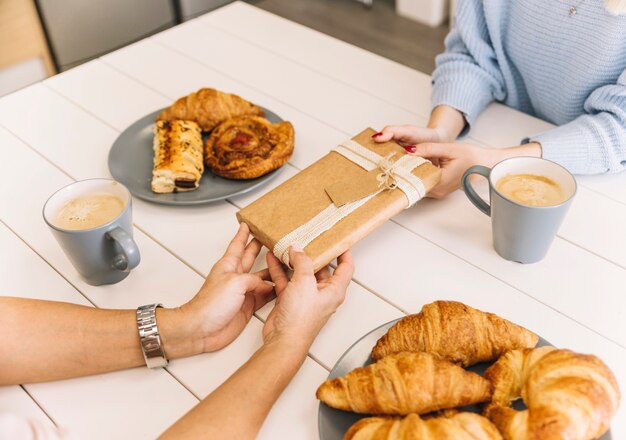 Raccolga il regalo della tenuta della madre e della figlia