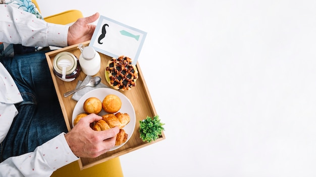 Raccolga l&#39;uomo con il vassoio che fa colazione