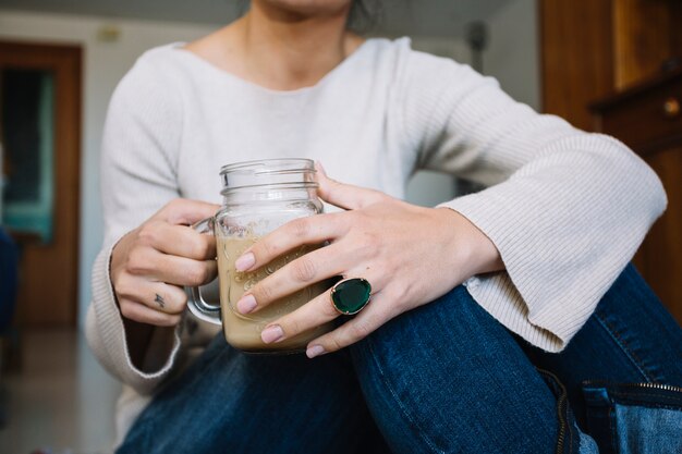 Raccolga la donna che beve a casa