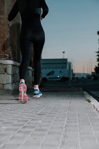 Raccolga la donna che corre sulla strada