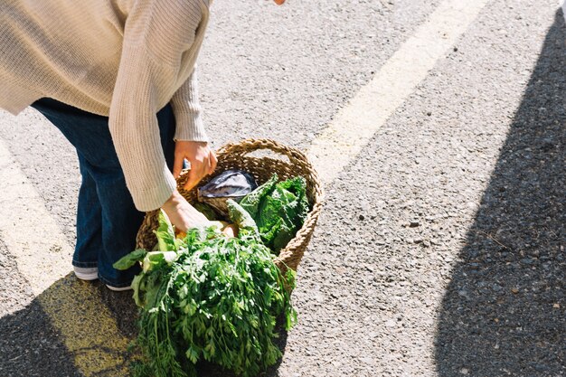 Raccolga la donna che prende le verdure dal canestro