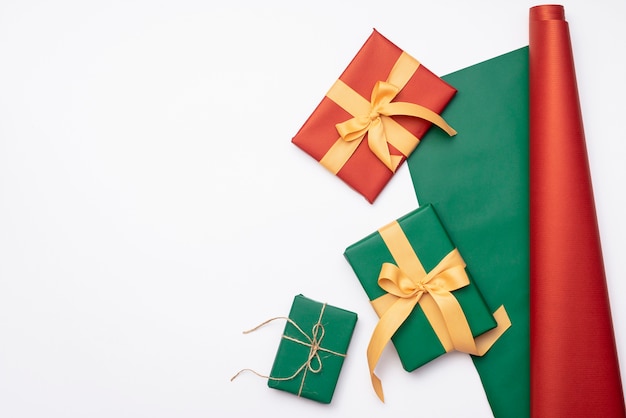 Raccolta dei regali di Natale con carta da imballaggio su fondo bianco