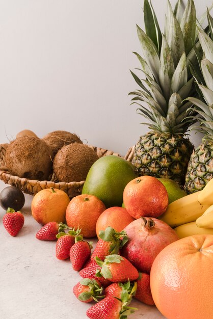 Raccolta di deliziosi frutti sul tavolo