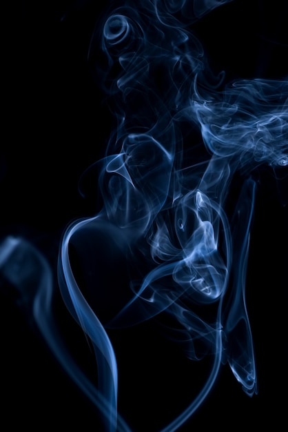 Raccolta di fumo bianco su sfondo nero