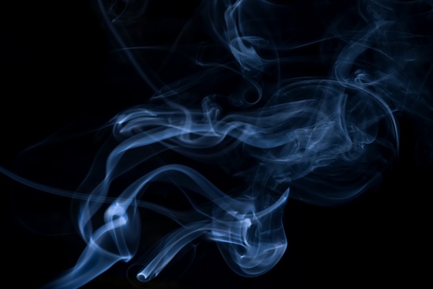 Raccolta di fumo bianco su sfondo nero