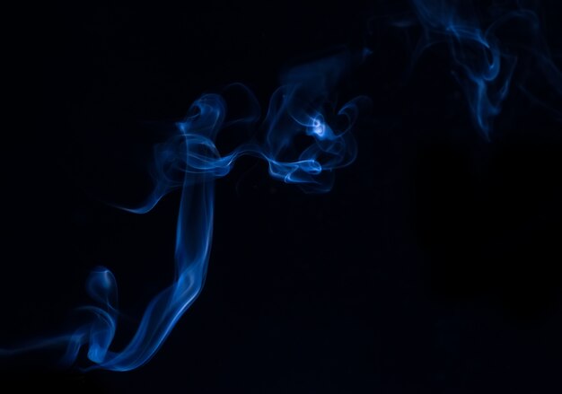 Raccolta di fumo bianco su sfondo nero