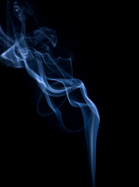 Raccolta di fumo bianco su sfondo nero