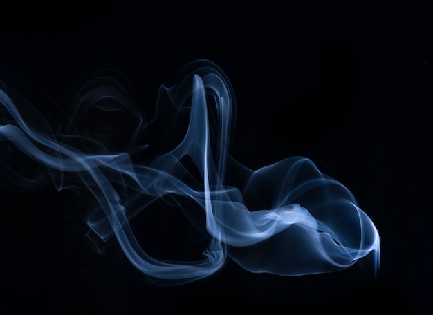 Raccolta di fumo bianco su sfondo nero