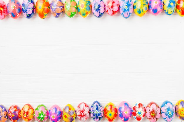 Raccolta di uova colorate sui bordi