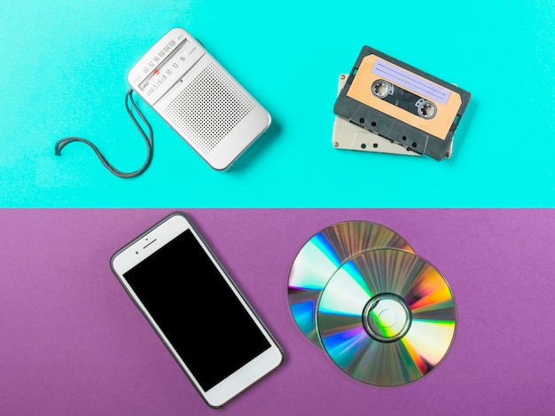 Radio; cassetta; cd e cellulare su doppio sfondo colorato