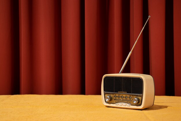 Radio d'epoca al negozio dell'usato