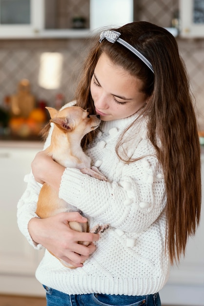 Ragazza a casa con il cane