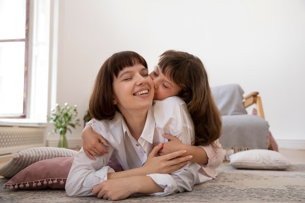 Ragazza a tutto campo che bacia la madre