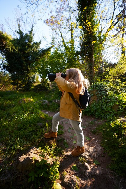 Ragazza a tutto campo che esplora la natura