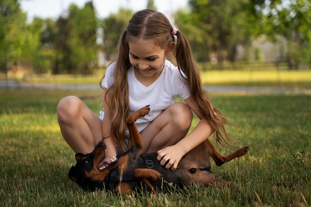 Ragazza a tutto campo che ticchetta cane