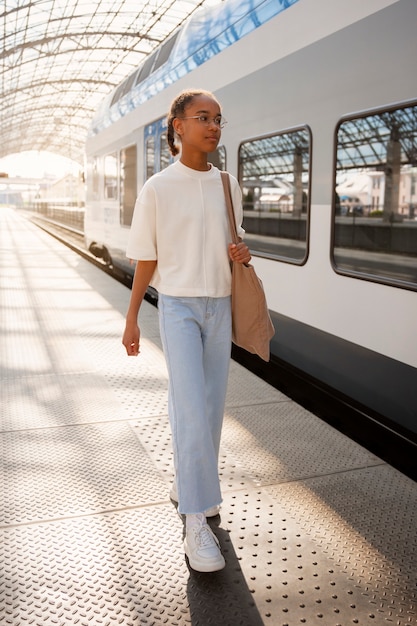 Ragazza a tutto campo che viaggia in treno