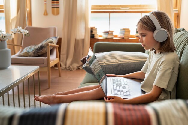 Ragazza a tutto campo con laptop a casa