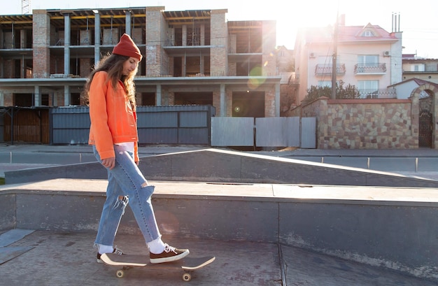 Ragazza a tutto campo sullo skateboard