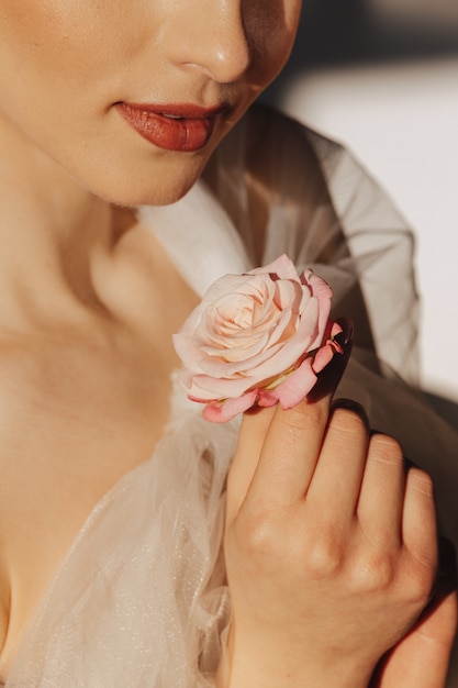 Ragazza abbastanza attraente con capelli biondi, riprese di moda, rosa, sfondo semplice