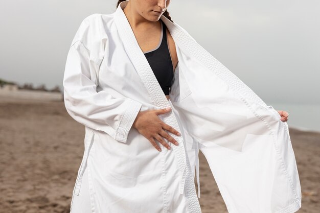 Ragazza adatta in vestito di karatè