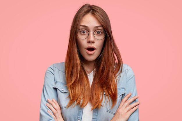 Ragazza adolescente che indossa la camicia in denim