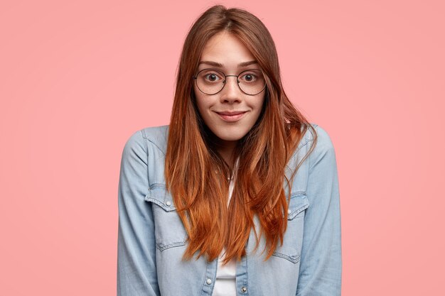 Ragazza adolescente che indossa la camicia in denim