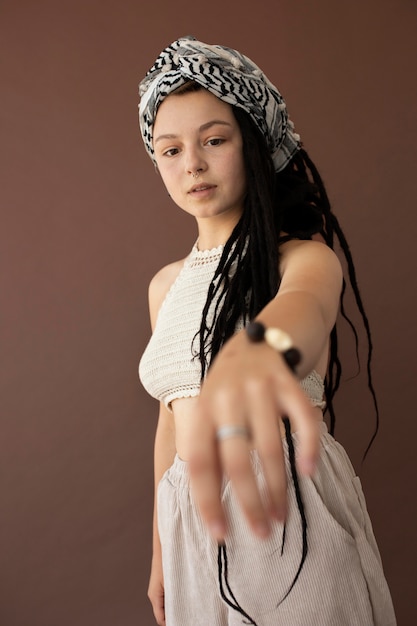 Ragazza adolescente con vestiti hippie e dreadlocks