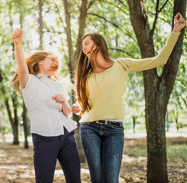 Ragazza adolescente giocosa nel parco