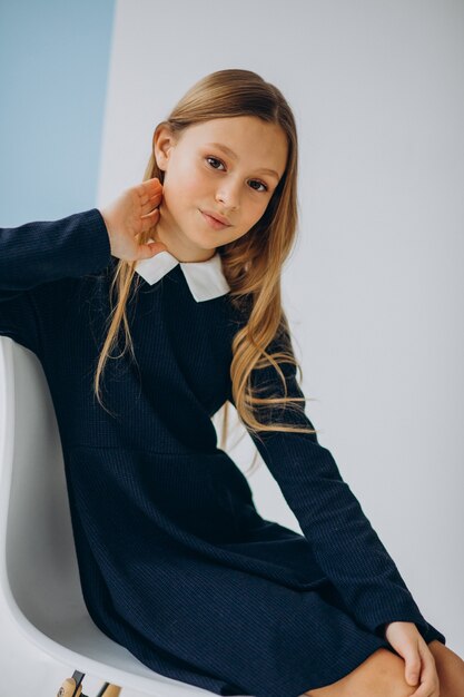 Ragazza adolescente in uniforme scolastica