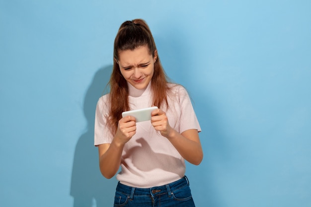 Ragazza adolescente sconvolto utilizzando gadget, sconvolto