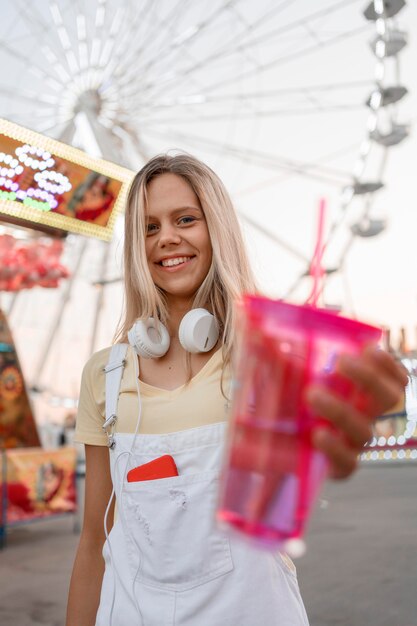 Ragazza adolescente smiley colpo medio in posa