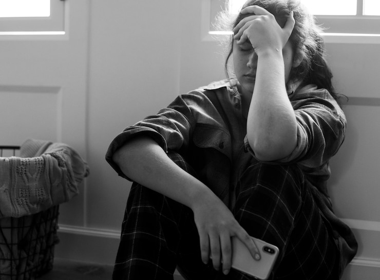 Foto gratuito ragazza adolescente vittima di bullismo sui social media